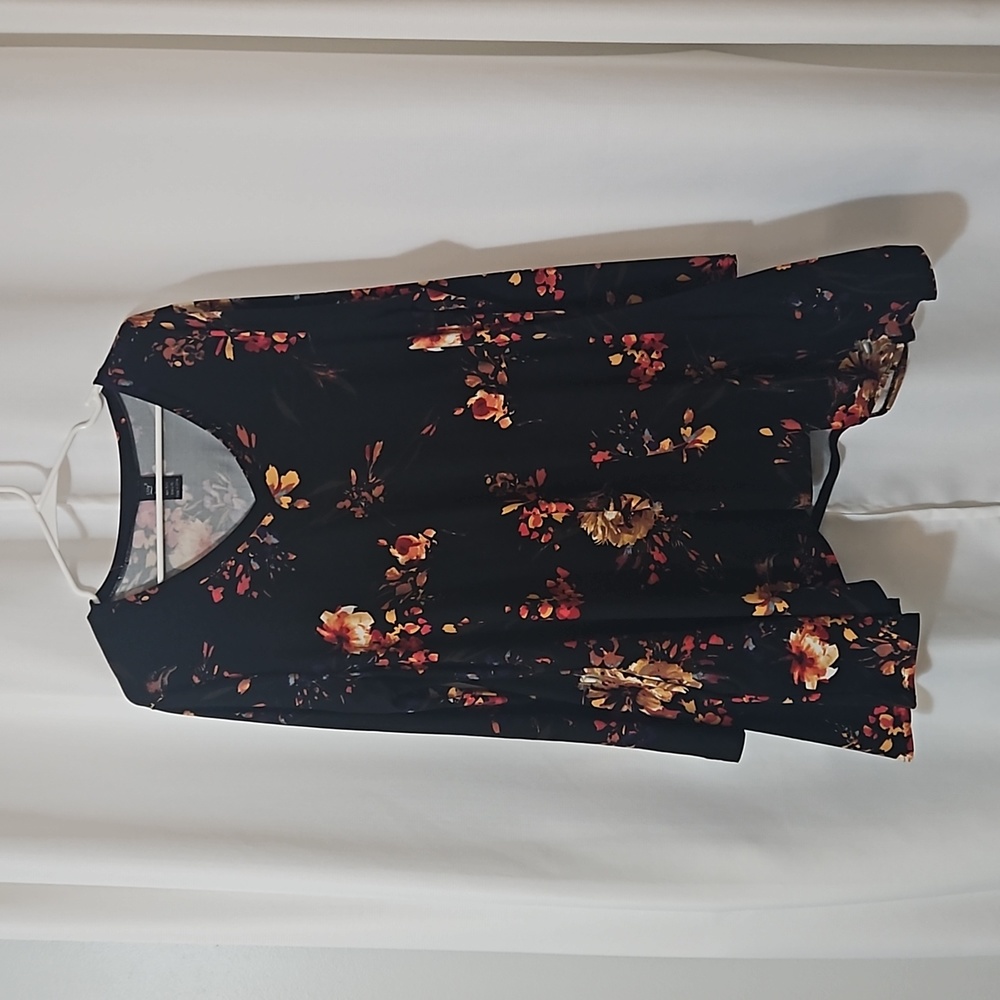 Lildy black floral tunic size: L/XL